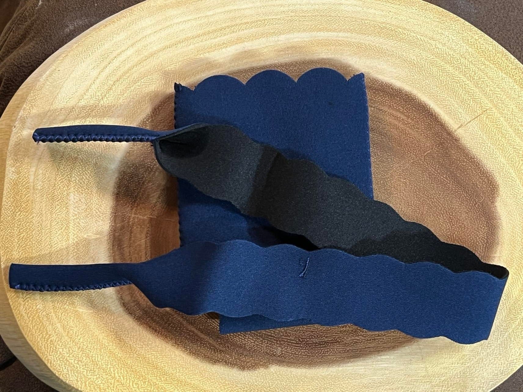 Scallop Can Cooler/Sleeve with matching Sunglass Strap - Navy