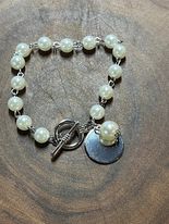 Pearl bracelet with Front Bar Closure